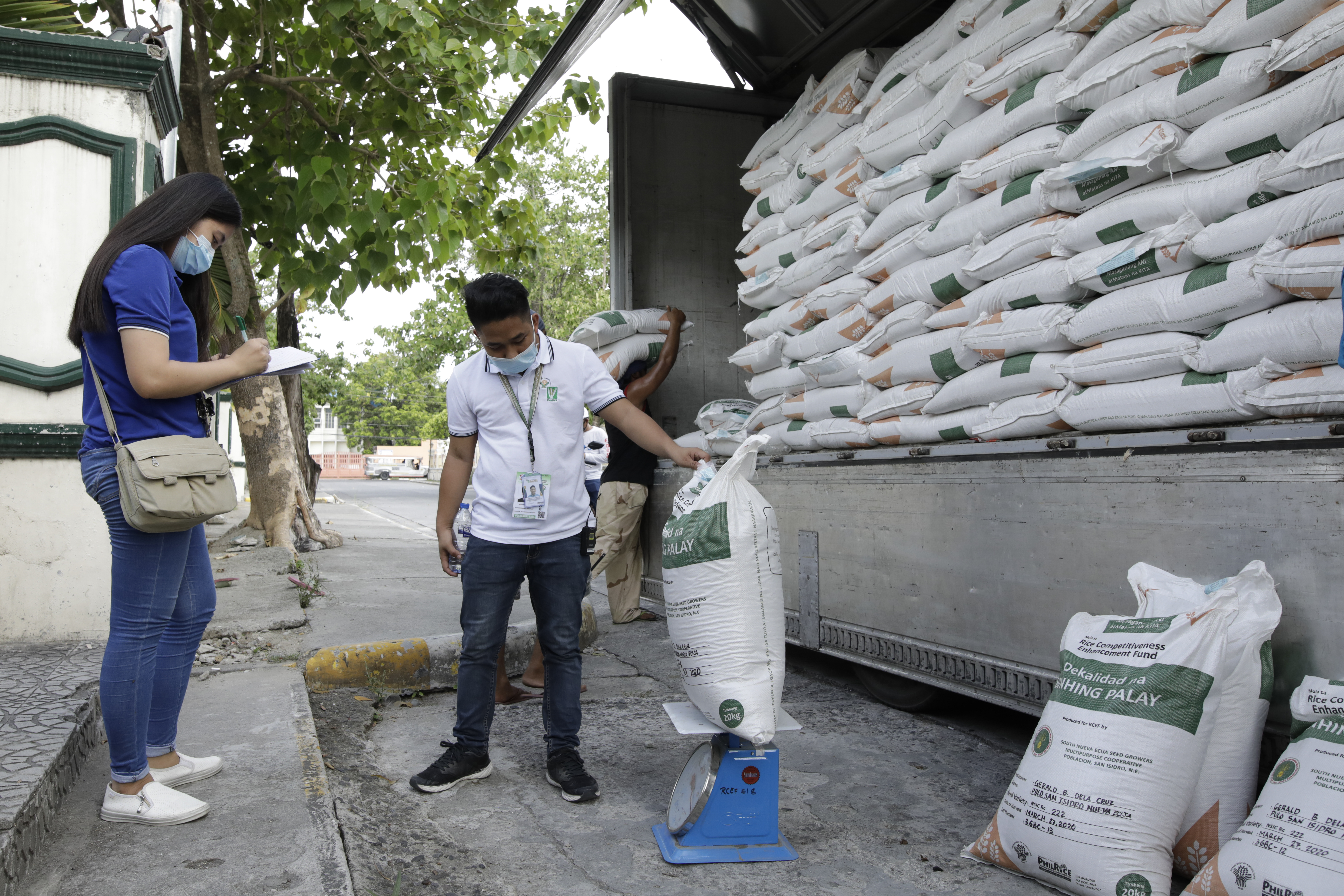 DA-PhilRice photo_seed delivery and distribution 2020 (8)
