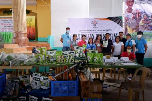10-24-6-Tulong-pinansyal-sa-mga-bayan-sa-Quezon-pinamahagi-ng-DA-IV-A-CALABARZON